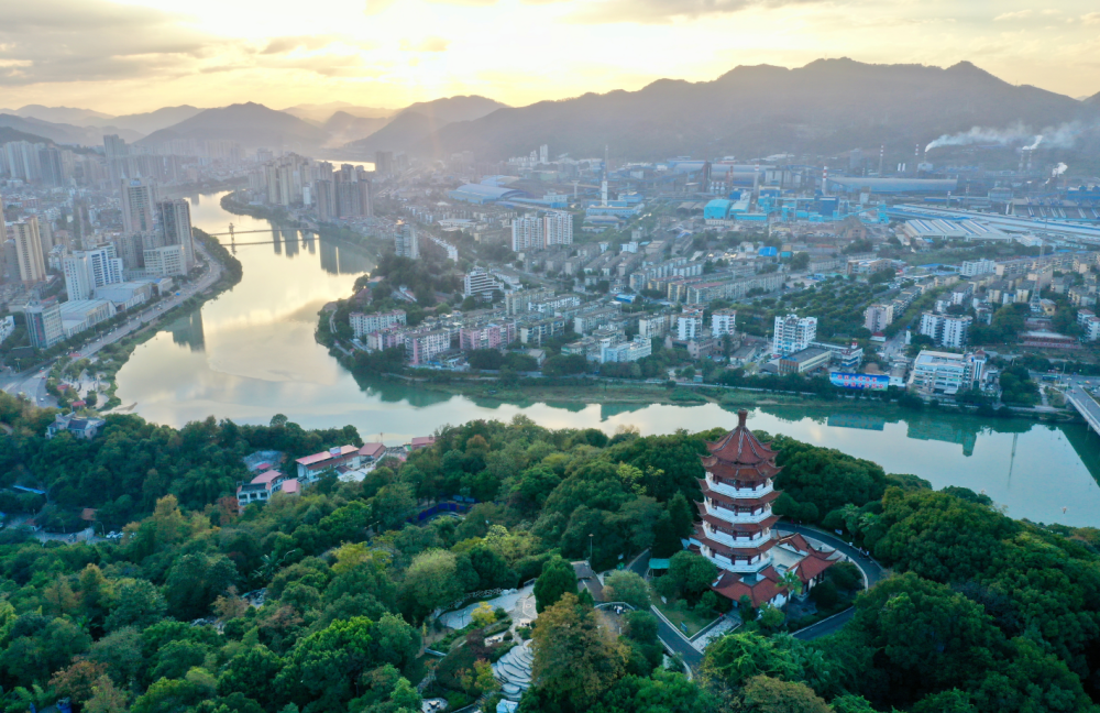 漫步闽越古地，词人眼中的福建山川之美